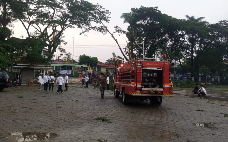 Damkar Sektor Leuwiliang Evakuasi Dahan Pohon Tumbang Didepan Kantor Kecamatan