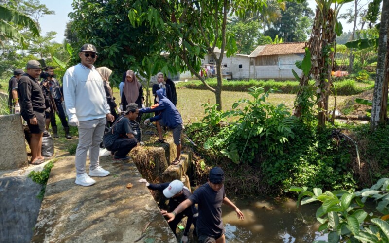 Peringati Sumpah Pemuda, Warga Desa Cibitung Wetan Bersihkan Sampah di Saluran Irigasi
