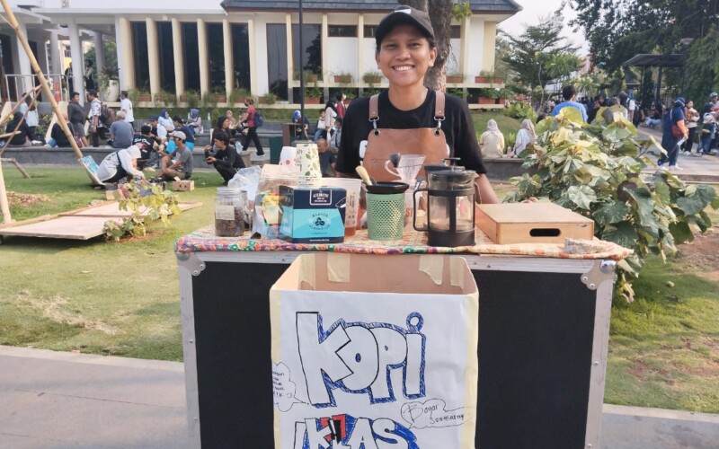 Kopi Ikhlas di Alun-alun Bogor, Cristin Barista Asal Medan Berbagi Kepada Pecinta Kopi