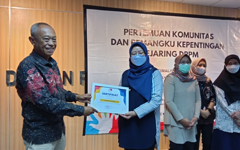 PR Konsorsium Penabulu STPI Berikan Penghargaan Fasyankes dan Kader Terbaik upaya Perang Melawan TBC