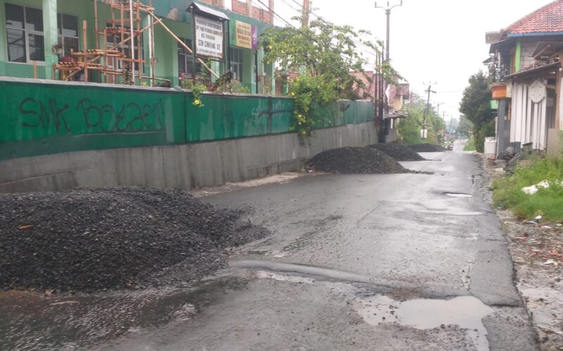 Pelaksana Pekerjaan Jalan Cibatok – Gunung Picung Akui Minus Progres