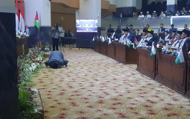Raperda Fasilitasi Penyelenggaraan Pesantren Sah Jadi Perda, Ketua Pansus Sujud Syukur