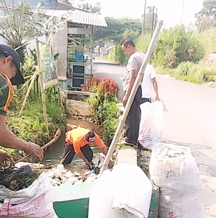 Warga Gunung Menyan Gelar Kerja Bakti Membersihkan Saluran Air