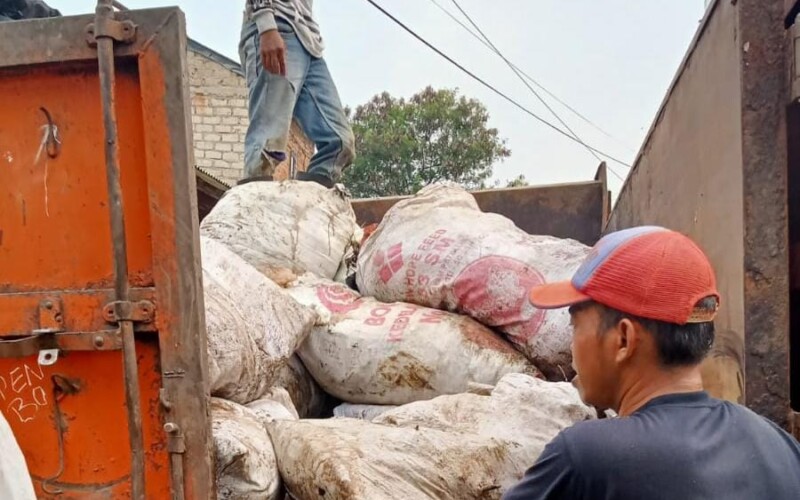 Warga Gunung Menyan Gelar Kerja Bakti Membersihkan Saluran Air
