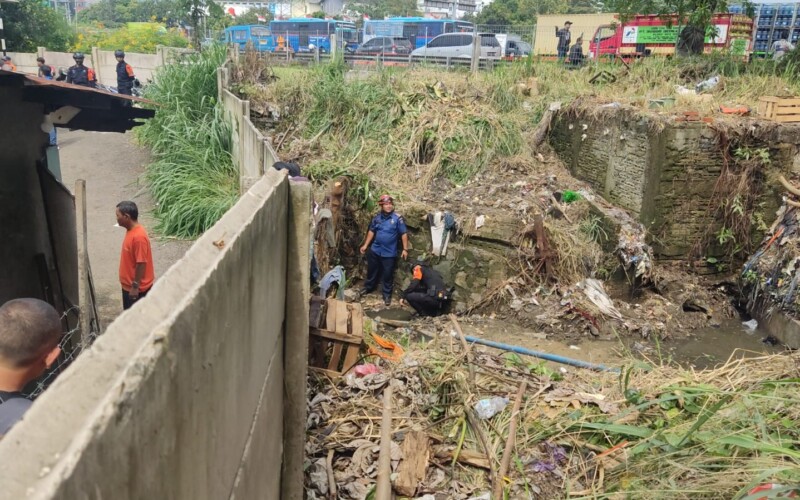 Sedang Membersihkan Sumbatan Sampah, Petugas Jasa Marga Hilang Terseret Arus