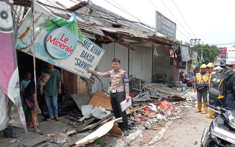 Sopir Kurang Konsentrasi, Mobil Boks Tabrak 3 Kendaraan dan Dua Kios di Jalan Raya Bogor-Sukabumi