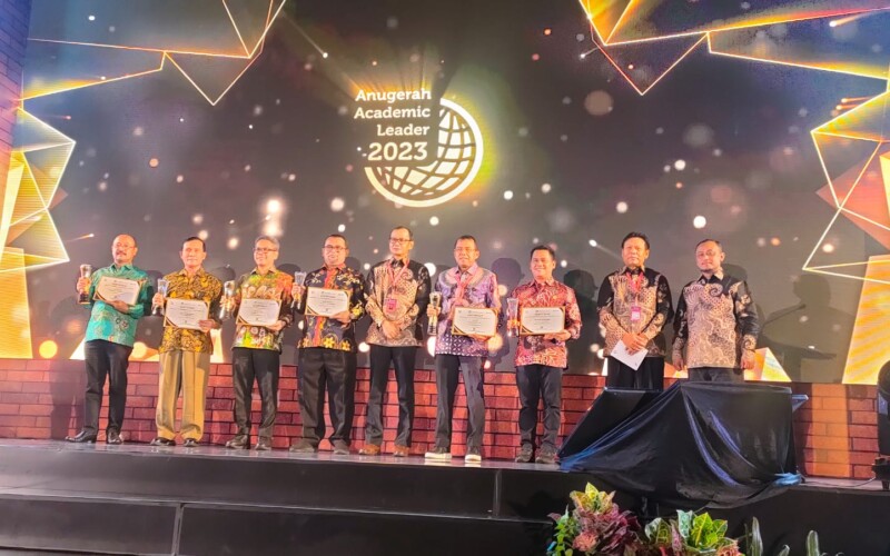 Rektor UIKA Bogor Dianugerahi Rektor Terbaik se-Indonesia 2023 Kategori Perguruan Tinggi Akreditasi Institusi B/Baik sekali.