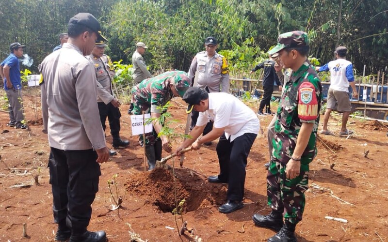 Peduli Lingkungan, Jajaran Polsek Rumpin Tanam 500 Tanaman Buah