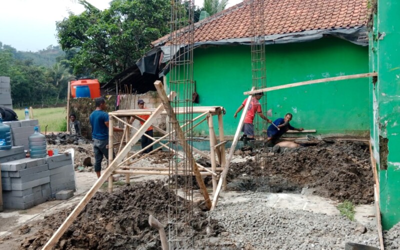Pembangunan Gedung Serba Guna Desa Purasari Berkutat Dalam Cuaca Ekstrem