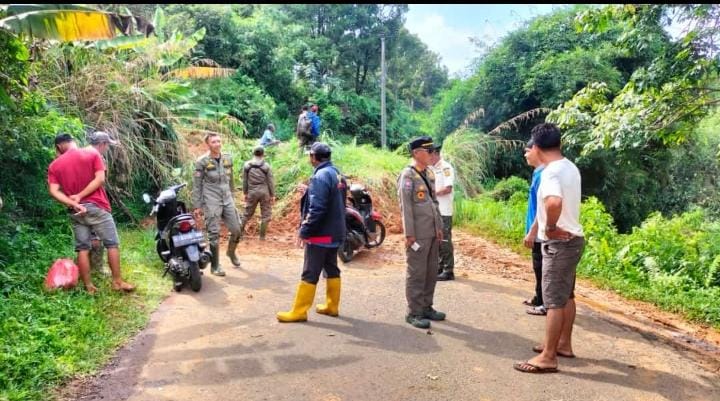 Akses Jalan Tertutup Longsoran, Jalur Leuwiliang – Cianten Lumpuh Total