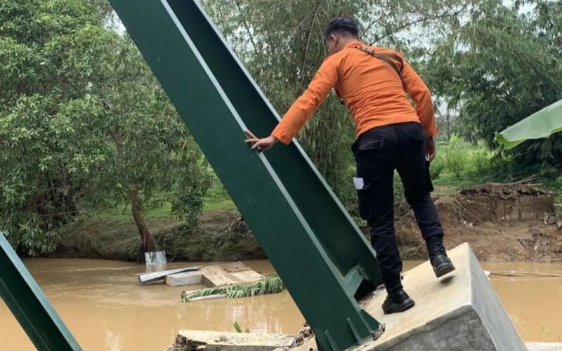 Hujan Deras, Jembatan Rawayan di Sukaraja Bogor Putus