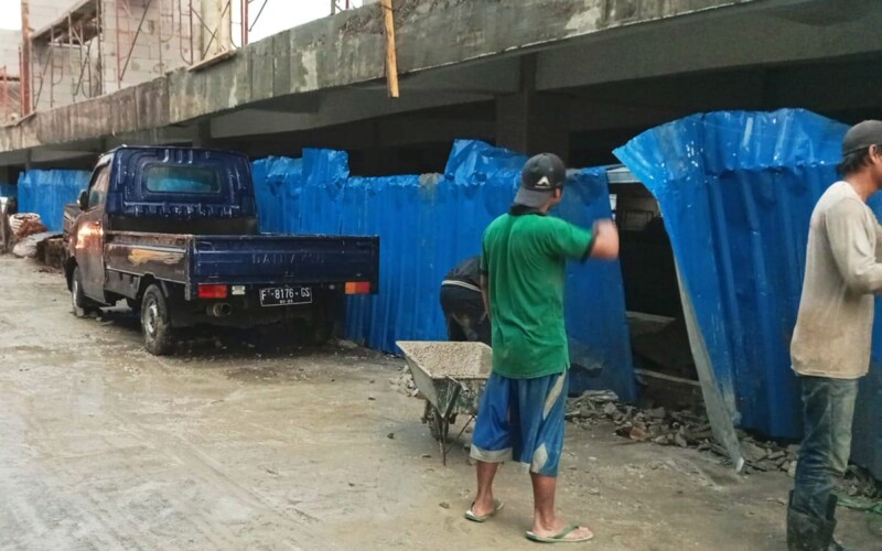 Terjangan Hujan Deras dan Angin Kencang, Hebel Bangunan Proyek Pasar Jambu Dua Bogor Ambruk