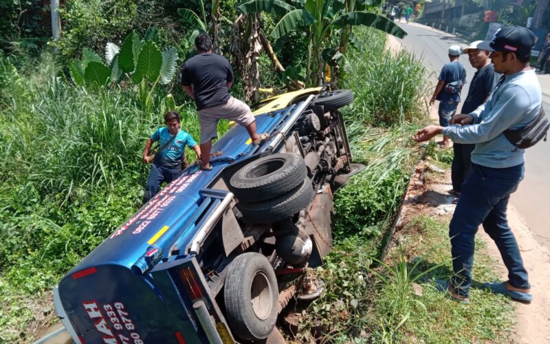 Tak Kuat Nanjak, Truk Tangki Air Jalan Mundur dan Terbalik di Gunungsindur