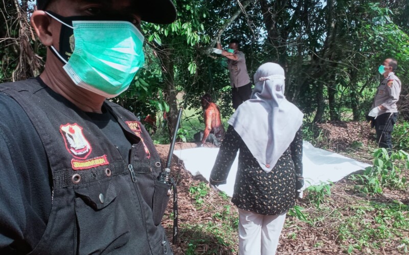 Warga Desa Singabangsa Dihebohkan Penemuan Mayat Tergantung di Pohon