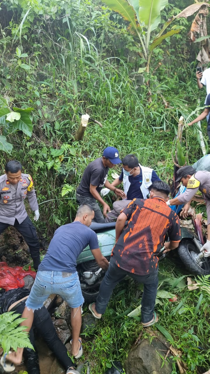 Terjun ke Jurang 4 Meter di Sukamakmur, Pengendara Vespa Tewas