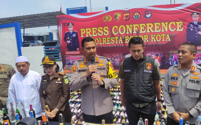 Jelang Tahun Baru, Polisi Musnahkan Ribuan Botol Miras dan Petasan di Kota Bogor