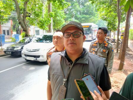 Satpol PP dan Bawaslu Kota Bogor Lakukan Penertiban APK yang Melanggar Aturan