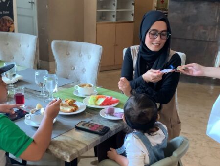 BERBAGI 100 COKLAT DALAM RANGKA MERAYAKAN HARI IBU DI GRAND SAVERO HOTEL BOGOR