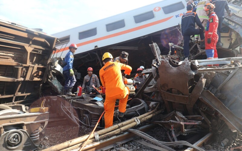 Masinis, Asisten Masinis dan Pramugara Tewas dalam Tabrakan Kereta di Cicalengka