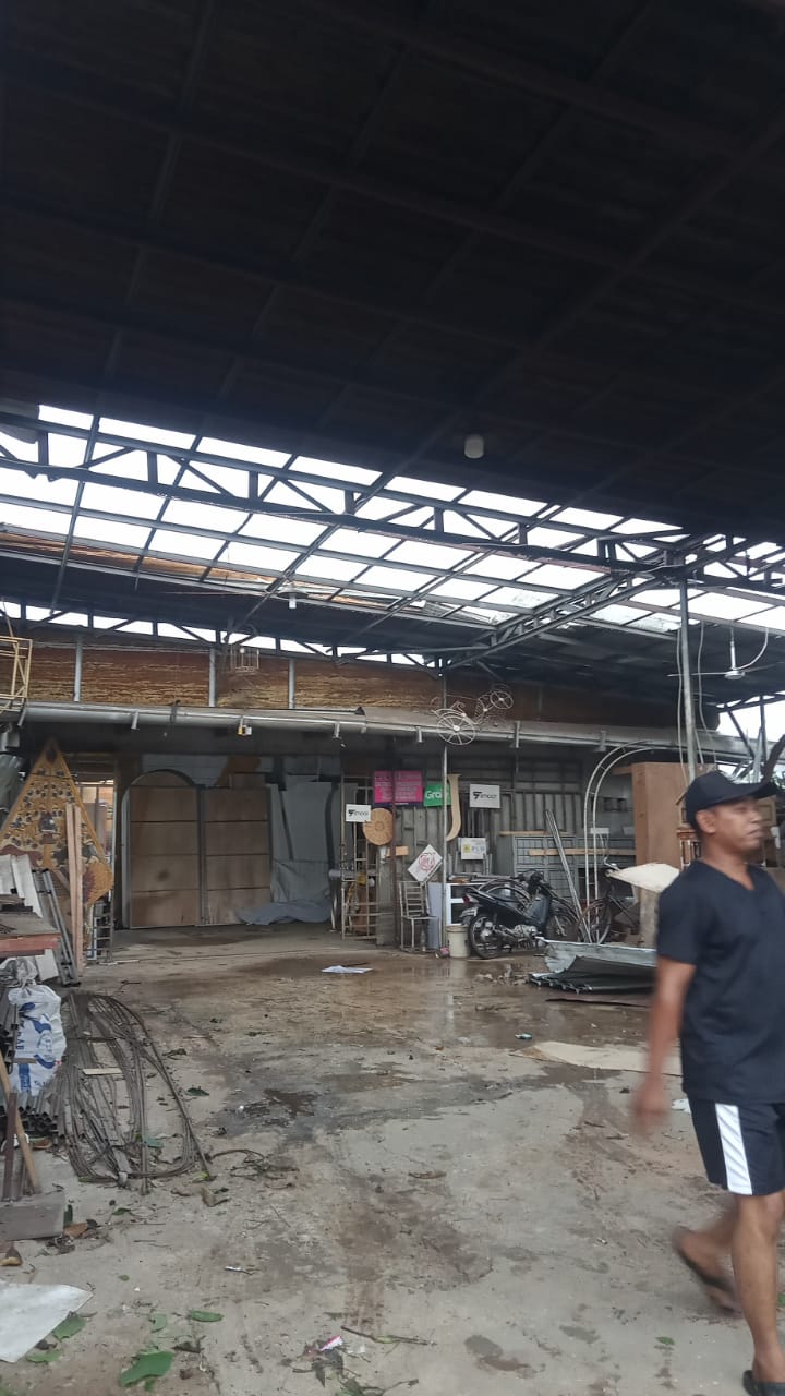 Puting Beliung Hantam Pengasinan, Pohon Tumbang dan 15 Rumah Rusak