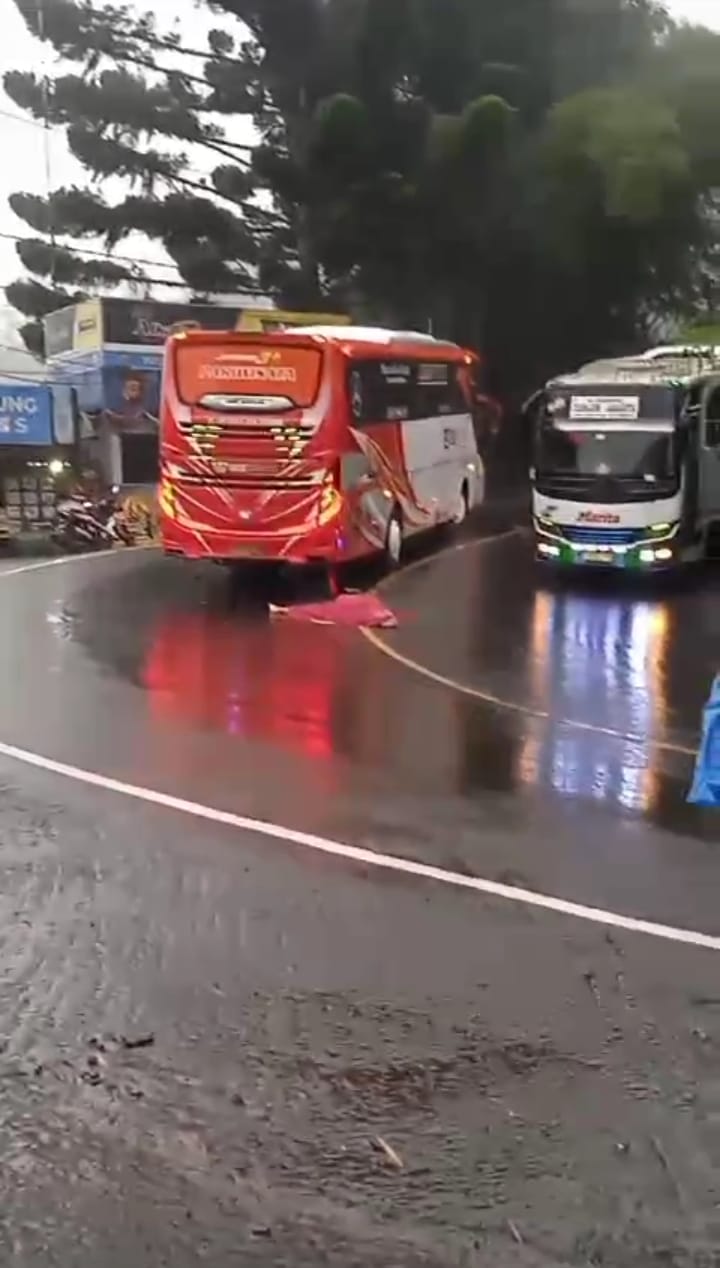 Diduga Licin Diguyur Hujan Deras, Motor dan Bus Pariwisata Adu Banteng di Puncak Satu Tewas
