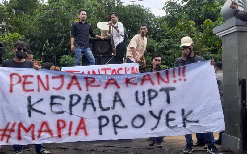 Rekontruksi Jalan Cigudeg-Kiarasari-Cisangku Tak Kunjung Selesai, Warga Aksi Kantor UPT Jajem VI