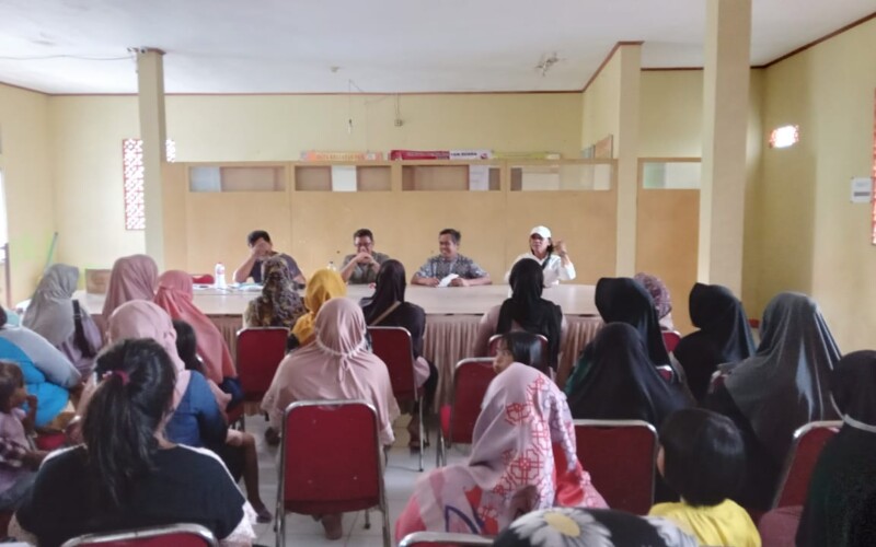 Ratusan Emak – Emak di Desa Cibinong Mengaku Jadi Korban Tabungan Fiktif