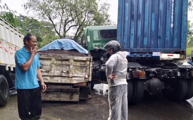 Truk Kecelakaan di Jalan Raya Transyogi Cariu, Dua Sopir Terluka
