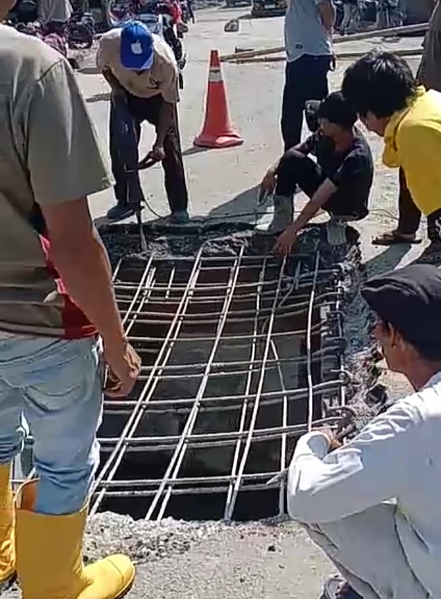 Pemborong Mulai Perbaiki Jembatan Cidangdeur 2 yang Jebol, Dinas PUPR : Kami Awasi Agar Diperbaiki Maksimal