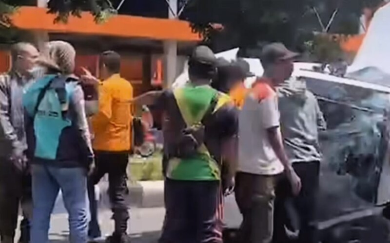 Pengemudi Mengantuk, Minibus Tabrak Trotoar Hingga Terguling di Jalan Tegar Beriman