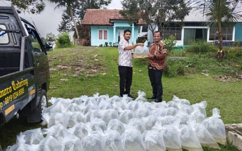 Desa Cibitung Wetan Terima Bantuan 11 Ribu Bibit ikan Mas, Tawes dari UPT BBI Kabupaten Bogor