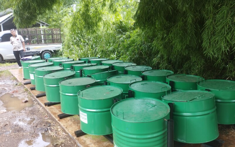 Desa Cimanggu 2 Dapat Bantuan Tempat Sampah dari CSR Perusahaan