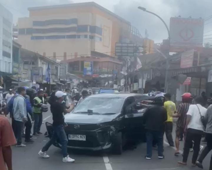 Kepergok Warga, Tiga Pelaku Pencuri Babak Belur Dihajar Masa di Jalan Raya Empang