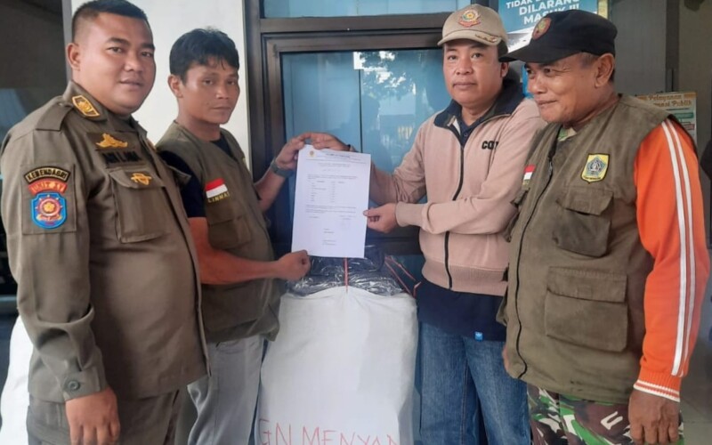 Satpol PP Kecamatan Pamijahan Serahkan Seragam dan Perlengkapan Linmas