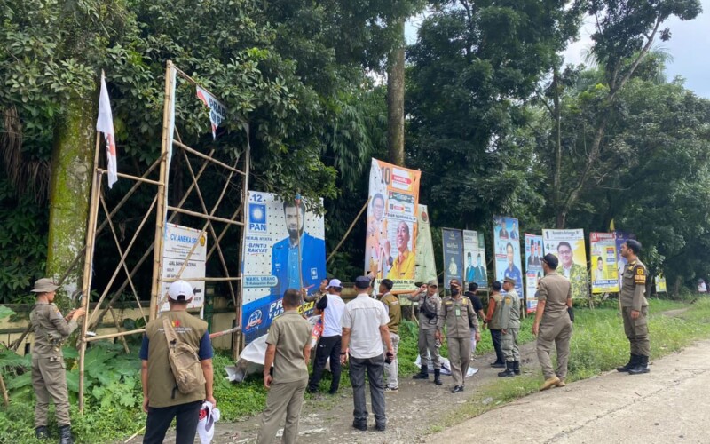 Sebanyak 1000 APK Dibersihkan, Petugas Kesulitan Turunkan Baliho di Billboard