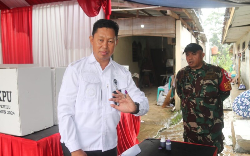 Disambut Hujan, Pj Bupati Bogor Nyblos di TPS 02 Kelurahan Tengah Cibinong