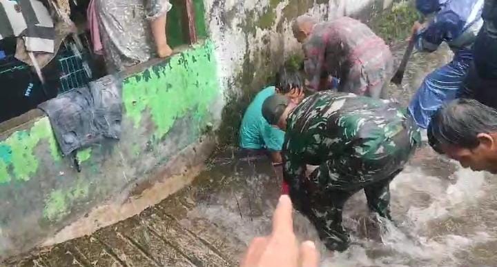 Akibat Hujan Deras,Wanita paruh Baya Tewas Terseret Arus Selokan yang Meluap