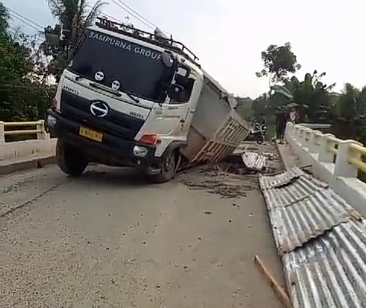 Jembatan Cidangdeur 2 Amblas, Truk Muatan Tambang Nyungsep