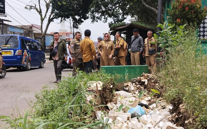Pemerintah Desa Gunung Menyan bersama UPT Sidak Terkait Sampah di Saluran Irigasi