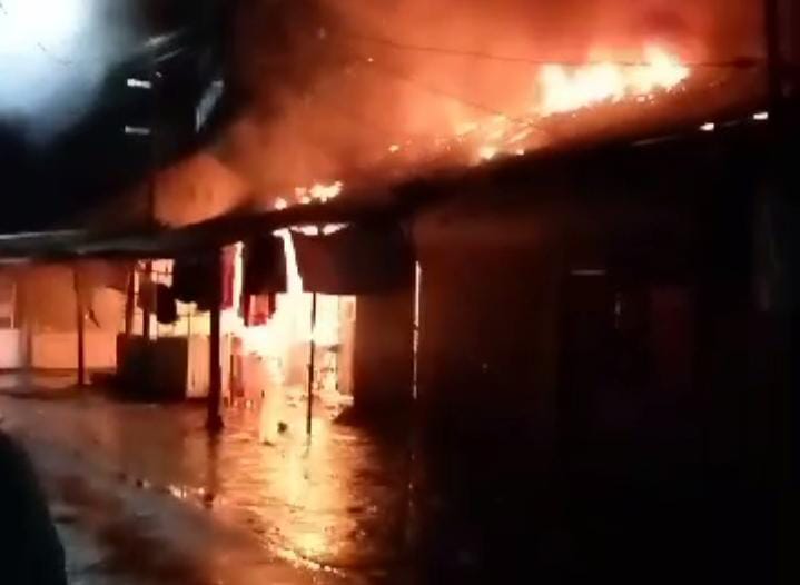 Diduga Gas Bocor, 7 Unit Kios di Empang Hangus Terbakar
