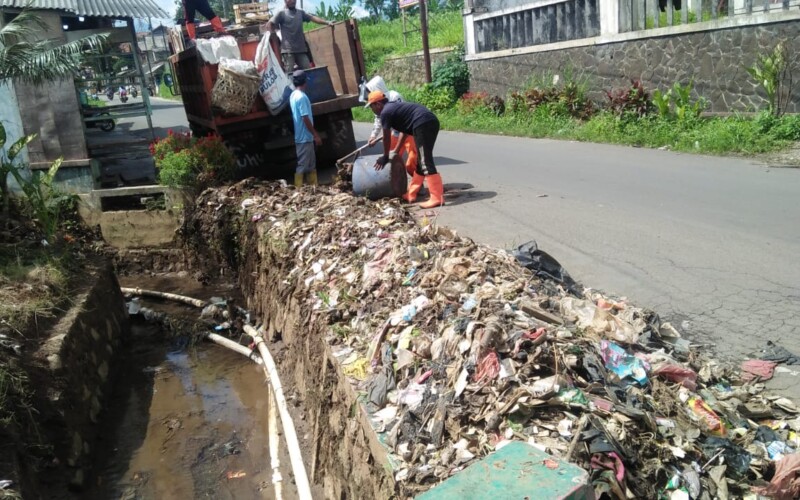 DLH Kabupaten Bogor Angkut Sampah di Gunung Menyan Pasca Banjir di Saluran Irigasi