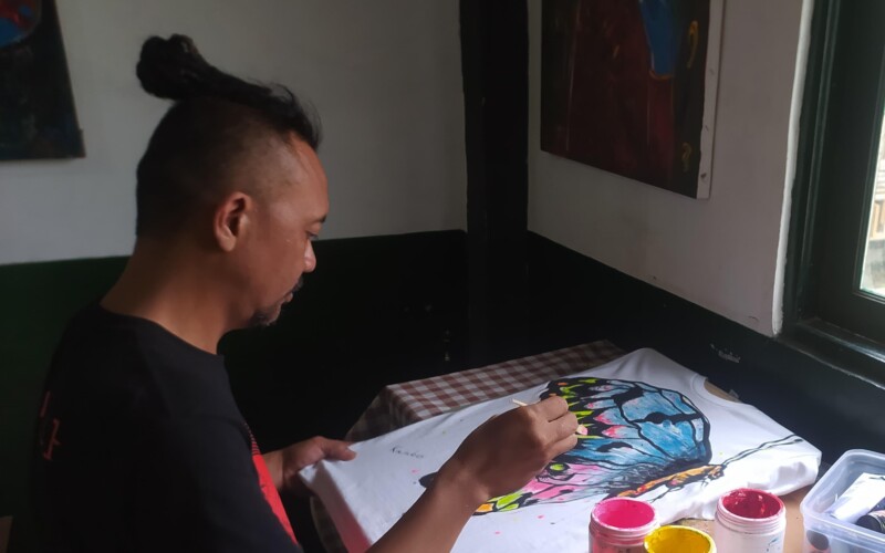 Kaos Lukis Bogor Inovasi Seniman Bernama Yansu, Ini Ceritanya