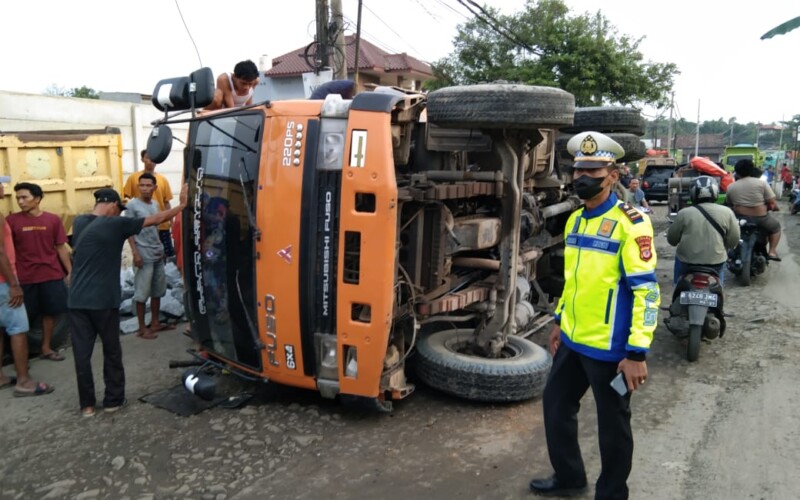 Akibat Jalan Rusak, Truk Bermuatan Hasil Tambang Terbalik di Parung Panjang