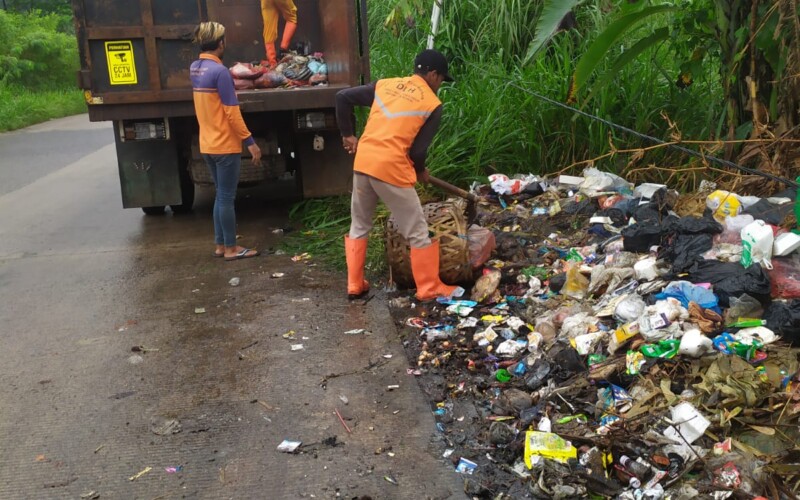 UPT Pengelolaan Sampah Wilayah VI Leuwiliang DLH kabupaten Bogor Kerahkan Petugas Kebersihan Sisir Lokasi Pembuangan Sampah