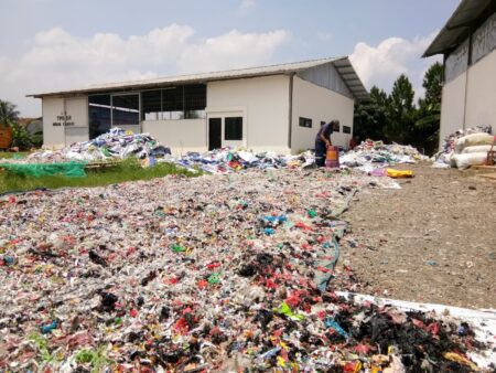 Olah Sampah Visual Alat Peraga Kampanye Jadi Bahan Konstruksi