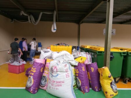 Olah Sampah Visual Alat Peraga Kampanye Jadi Bahan Konstruksi
