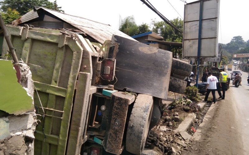 Rumah Warga Parung Panjang Rusak Tertimpa Truk Batu Split