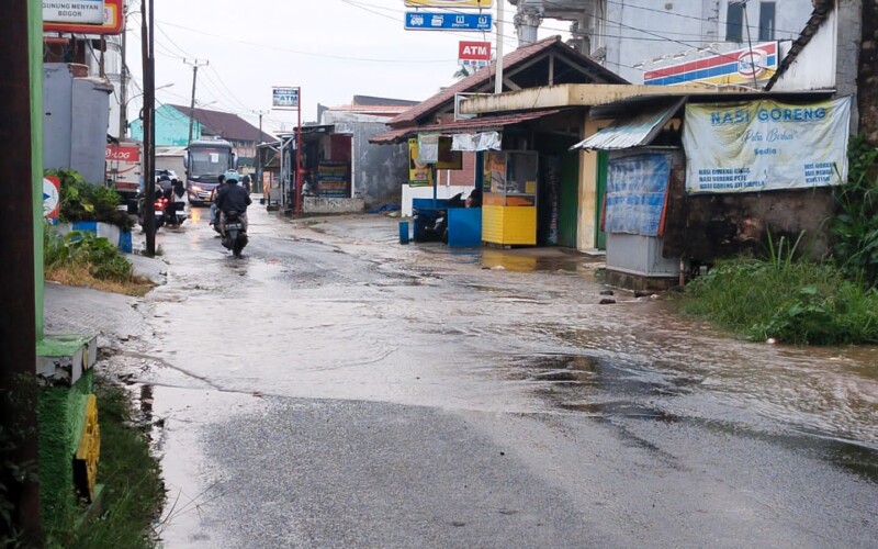 Warga Mengeluhkan Jalan Ruas Cibatok – Gunung Picung Kacamatan Pamijahan “Mangkrak”
