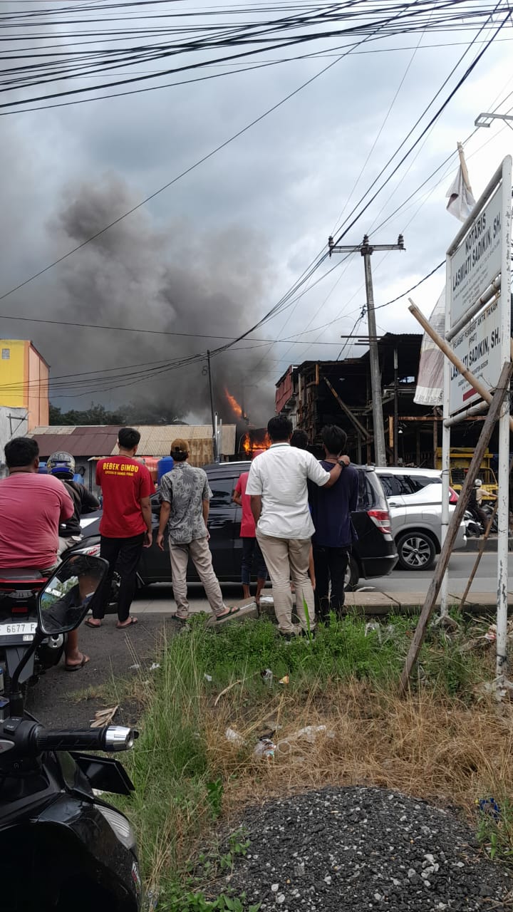 Kebakaran Gudang Barang Bekas, Satu Unit Sepeda Motor Hangus Terbakar