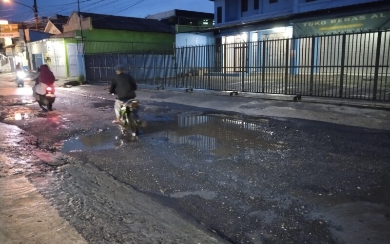 Ruas Jalan Cibatok- Gunung Picung Desa Cibatok 2 Kecamatan Cibungbulang Rusak Parah